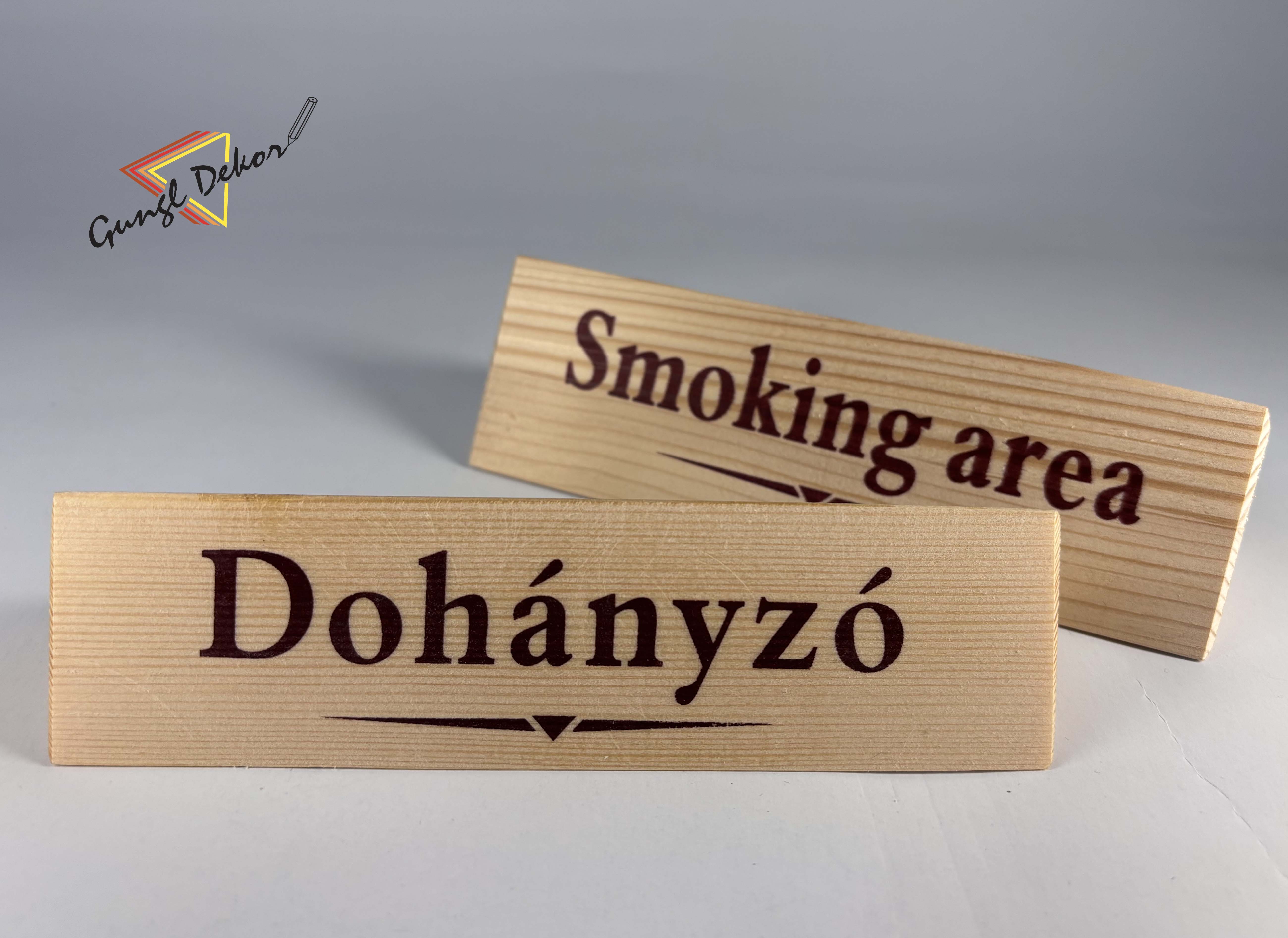 Dohányzó - Smoking area háromszög fatábla